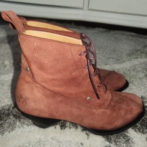 JOHN FLUEVOG FREE NOOR VINTAGE Burgandy Nubuck Lace Up Boots- Size 7.5